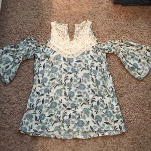 Hollister off-the-shoulder quarter length shirt